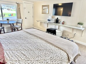 1 bedroom, WiFi - Gallagher's Travels Room Eight (King) (Bar Harbor)