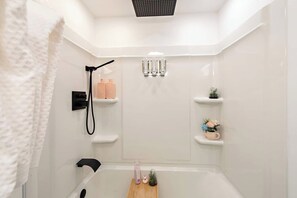Haartrockner, Bidet, Handtücher, Seife
