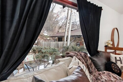 ★★★★★MillionDollarCreeksideTreehouse⛷Hottub⛷Raft mins to downtown/hot springs