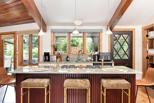 Kjøleskap, mikrobølgeovn, ovn og kokeplater