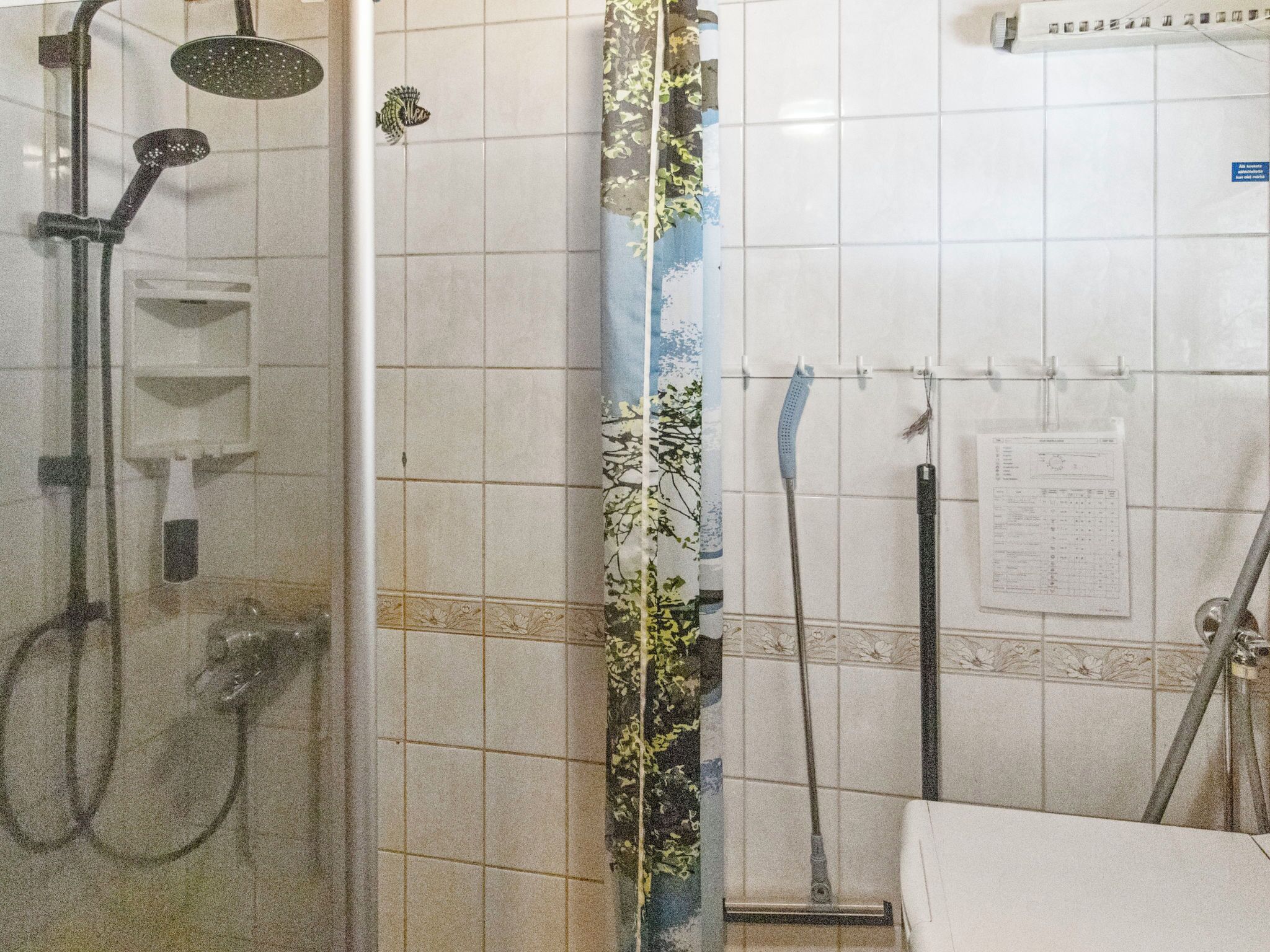 Ein Badezimmer mit Dusche, Toilette und Waschbecken.