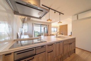 Réfrigérateur, micro-ondes, plaque de cuisson