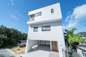 Exterior - 30 seconds walk to the sea  15 minutes by car to resort Newly built property Enjoy time with your / Kunigamigun Okinawa (Kunigamigun)