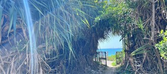 30 sec walk to the sea15 min drive to the resort / Kunigamigun Okinawa