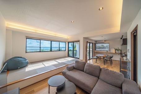 TV. 30 sec walk to the sea15 min drive to the resort / Kunigamigun Okinawa