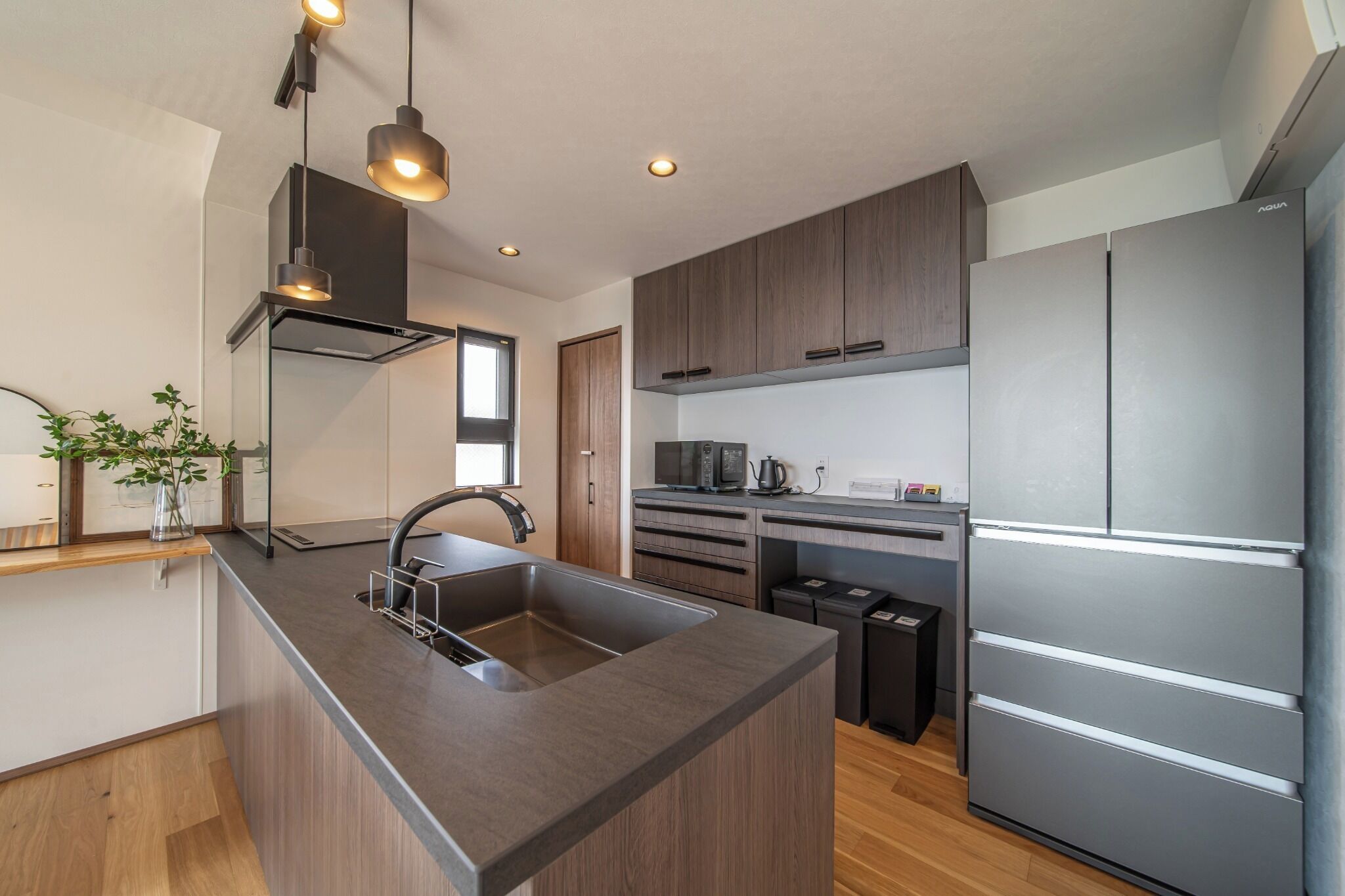 冷蔵庫、電子レンジ、コンロ、調理器具と食器