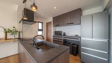 冰箱、微波炉、炉灶、厨具/餐具