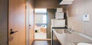 Kjøleskap, mikrobølgeovn, kokeplater og kjøkkenutstyr