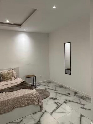 1 dormitori, planxa i posts de planxar, wifi i roba de llit