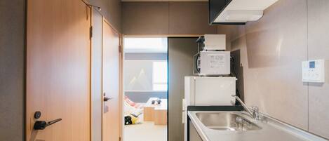 Fridge, microwave, stovetop, cookware/dishes/utensils