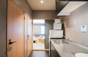 Réfrigérateur, micro-ondes, plaque de cuisson