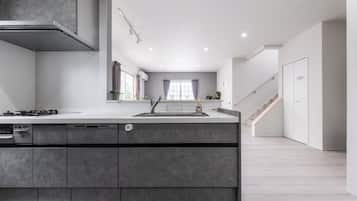 Refrigerador, microondas, parrilla de estufa y utensilios de cocina