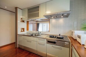 Refrigerador, microondas, parrilla de estufa y utensilios de cocina
