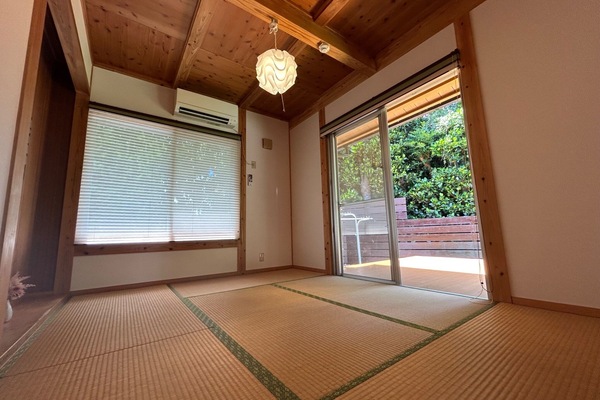 A relaxing Japanese-style room (6 tatami mats).
