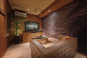 Deluxe Double Room, 1 King Bed, Smoking | Down comforters, blackout drapes, soundproofing, free WiFi