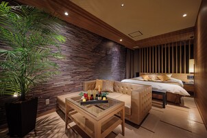 Deluxe Double Room, 1 King Bed, Smoking | Down comforters, blackout drapes, soundproofing, free WiFi