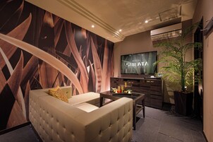 Cubrecamas, cortinas blackout, sistema de insonorización y wifi gratis 