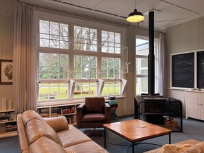 Smart TV, fireplace, books, stereo - Anama School House Country Retreat (Surrey Hills)