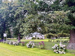 Property grounds - Anama School House Country Retreat (Surrey Hills)