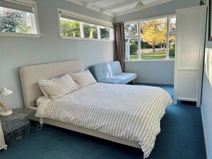 3 dormitorios, escritorio, tabla de planchar con plancha y cuna de viaje