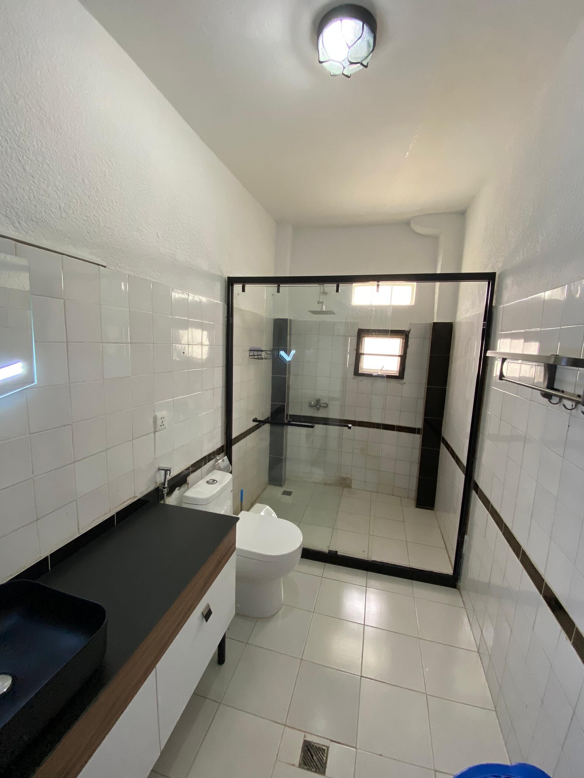 Douche, serviettes fournies, papier toilette