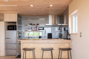 Refrigerador, microondas, parrilla de estufa y utensilios de cocina