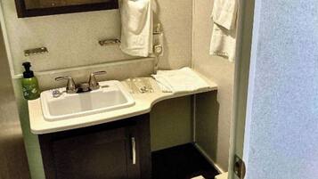 Een haardroger, handdoeken