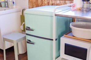 Réfrigérateur, micro-ondes, plaque de cuisson