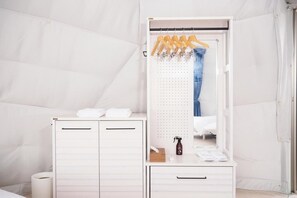1 bedroom, desk