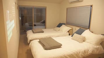1 bedroom, desk