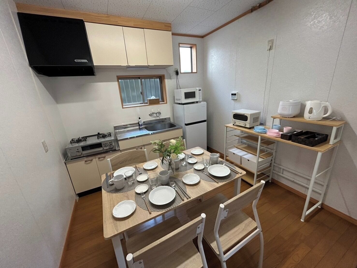 Frigorífico, microondas, placa de cocina y utensilios de cocina
