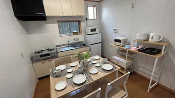Frigorífico, microondas, placa de cocina y utensilios de cocina