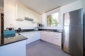 Refrigerador, microondas, parrilla de estufa y cafetera y tetera