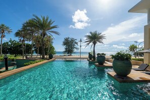 Outdoor pool - Karon Beachfront Apartment 703 (Karon)