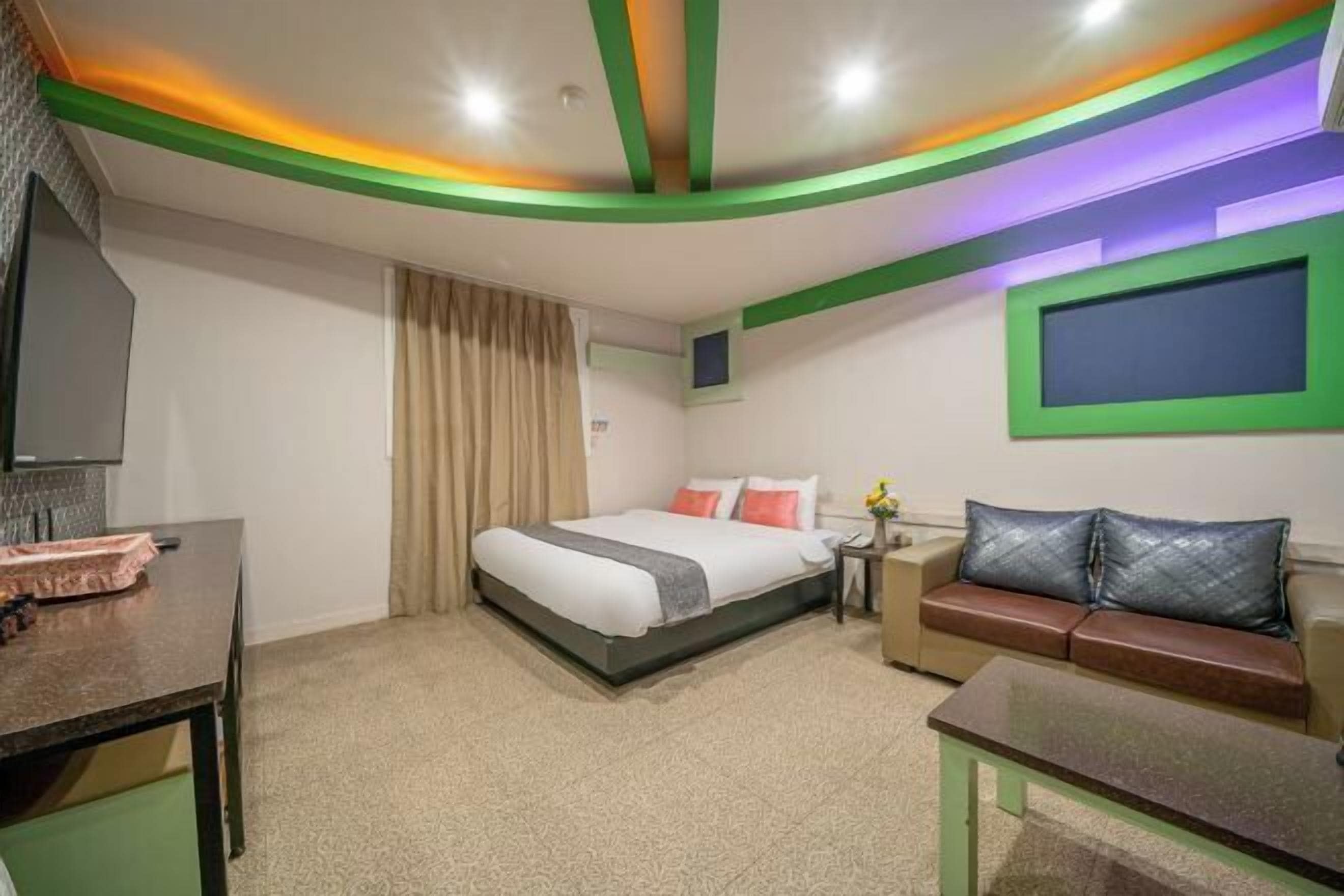 Desk, laptop workspace, free WiFi