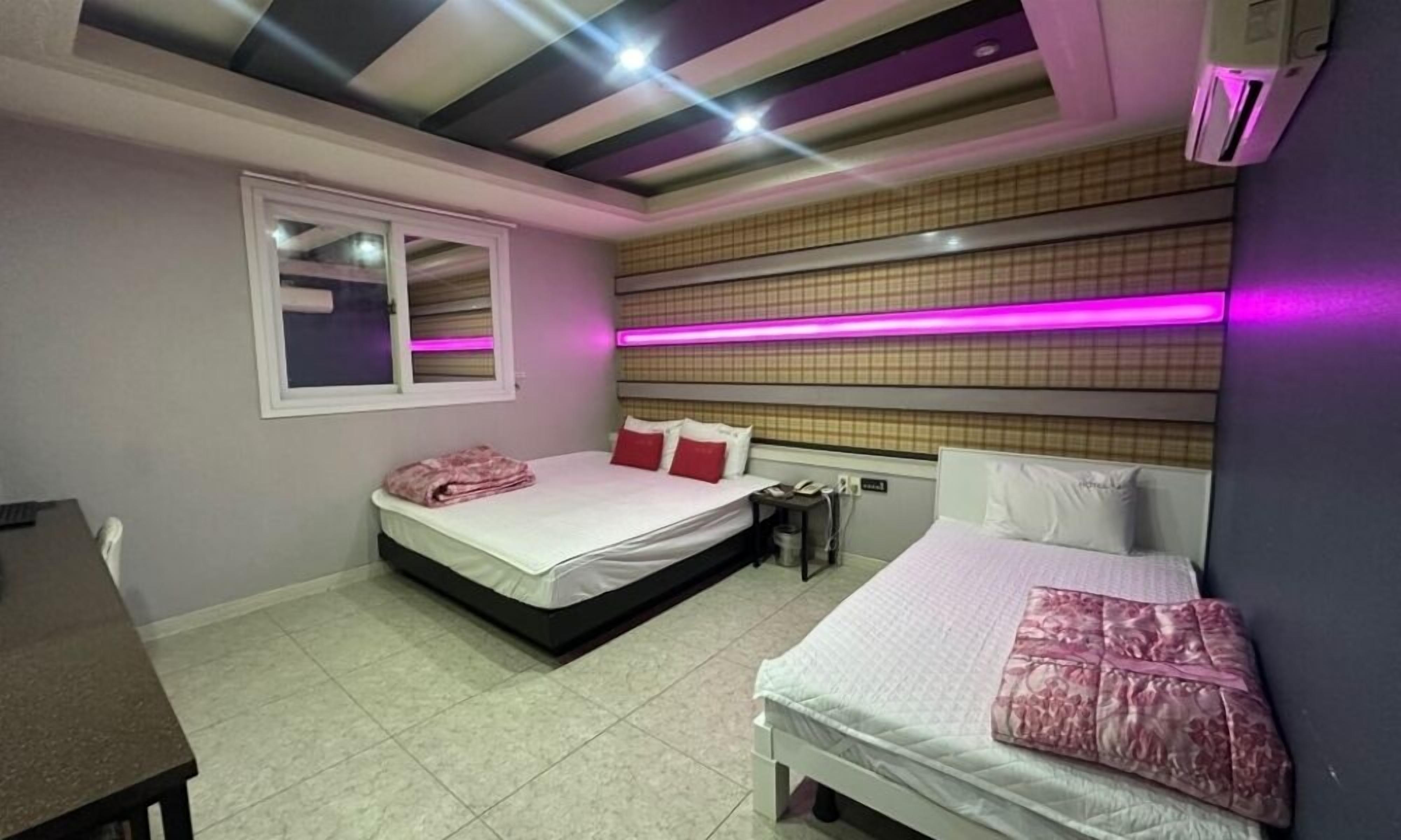 Decoración personalizada, muebles diferentes y escritorio 