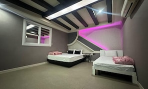 Une chambre avec deux lits, une fenĂȘtre et un plafond au design original.