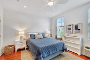 1 bedroom, iron/ironing board, WiFi, bed sheets - Palm Beach Condo, Poolside Gem! Walk to Beach (Palm Beach)