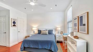 1 dormitorio, tabla de planchar con plancha, wifi y ropa de cama