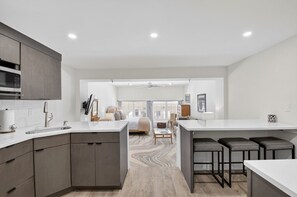 Jääkaappi, mikroaaltouuni, liesi, kahvin-/teenkeitin