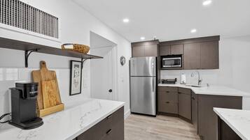 Refrigerador, microondas, parrilla de estufa y cafetera y tetera