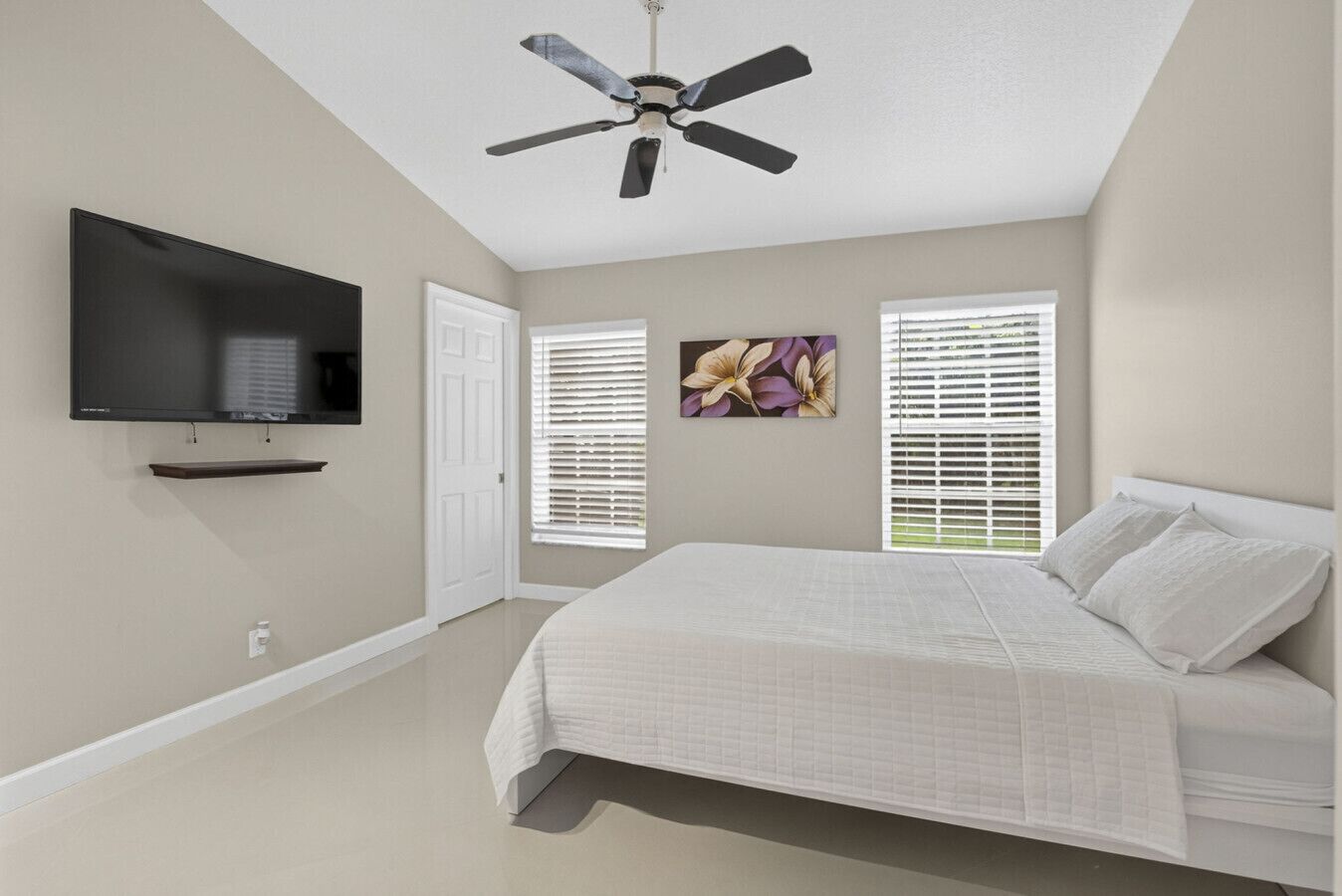 4 quartos, escrivaninha, ferros/tábuas de passar roupa, Wi-Fi