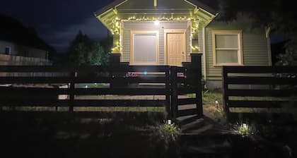Charming Cozy 2-bedroom house in Tacoma with WiFi. High ceiling