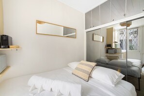 1 quarto, acesso à internet, roupa de cama