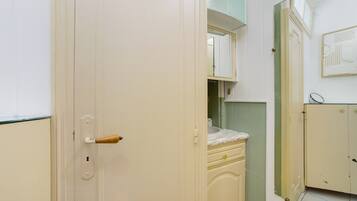 Douche, sèche-cheveux, serviettes fournies