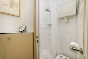 Douche, sèche-cheveux, serviettes fournies