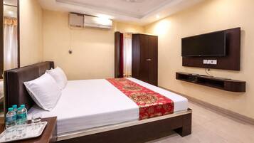 Hypo-allergenic bedding, desk, soundproofing, free WiFi