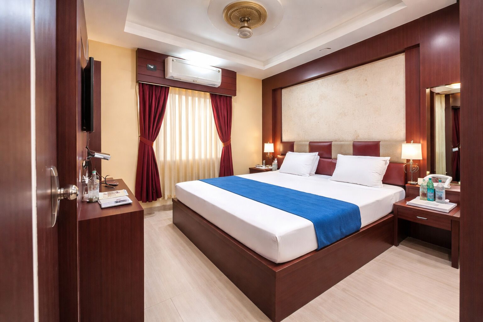 Desk, soundproofing, free WiFi, bed sheets