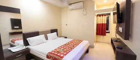 Desk, soundproofing, free WiFi, bed sheets