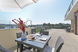 Outdoor dining - Quinta da Barca Golf River by Sé Apartments (Esposende)